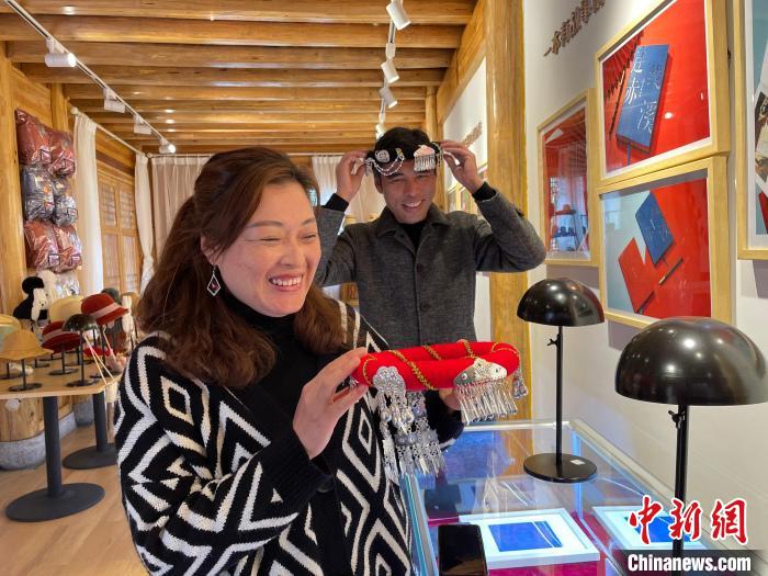 資料圖：鐘麗眉展示文創(chuàng)產(chǎn)品?！×执阂?攝