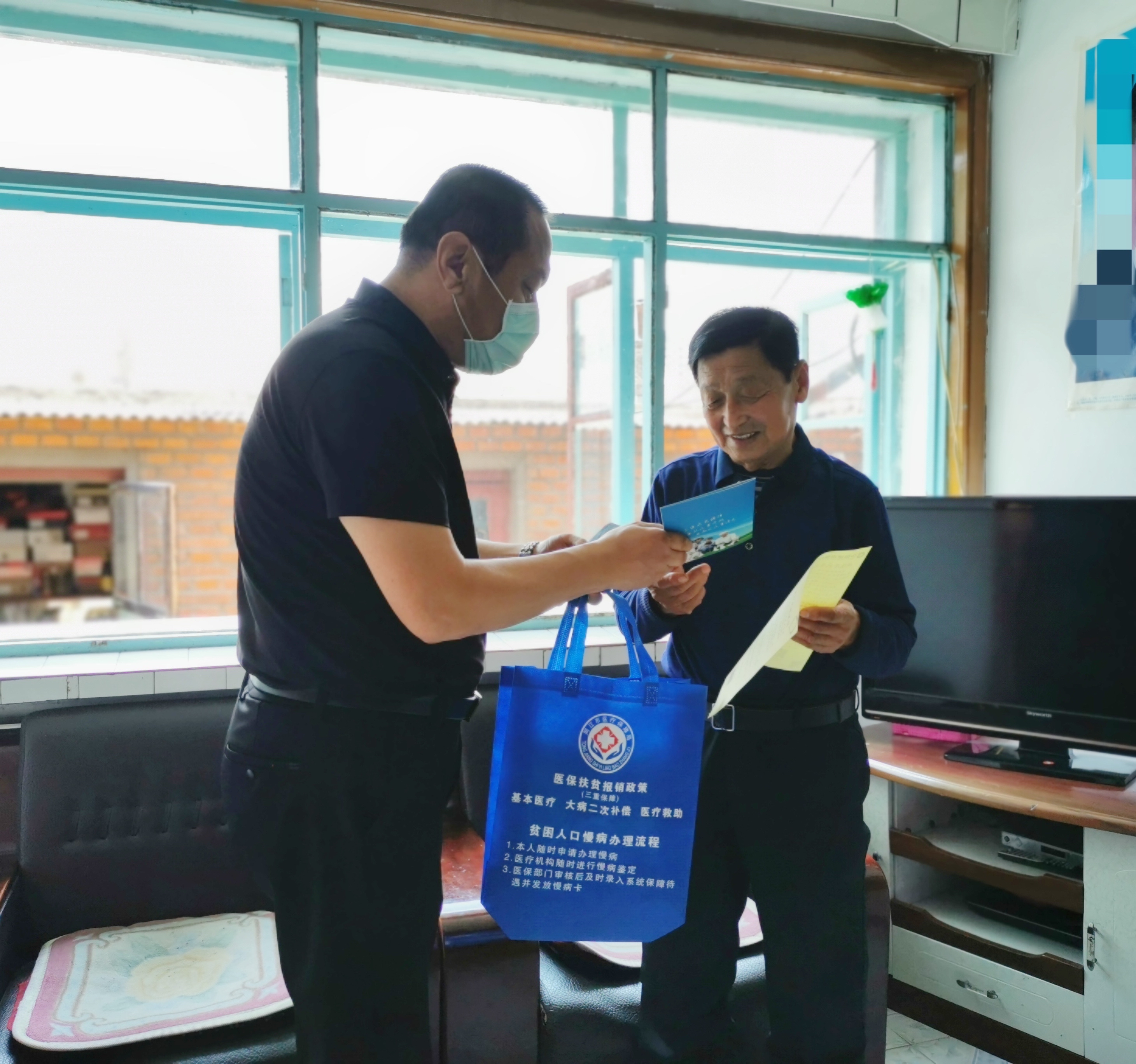 同江市醫(yī)保人員為貧困戶現(xiàn)場講解扶貧政策