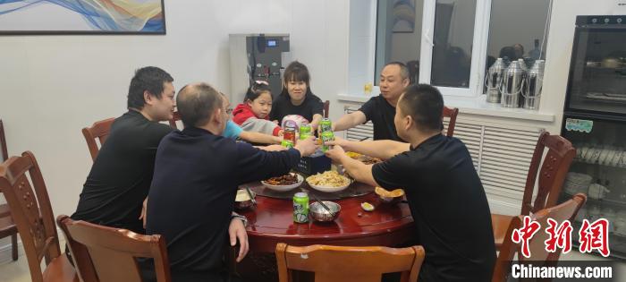 圖為恩和哈達(dá)邊境派出所的年夜飯。　恩和哈達(dá)邊境派出所供圖