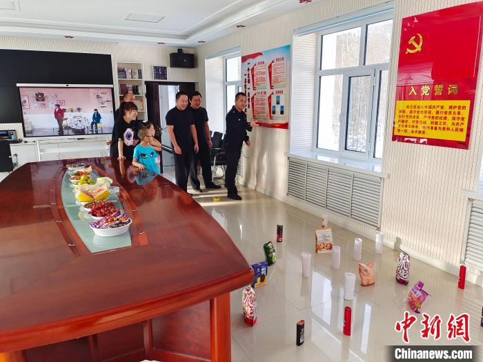 圖為恩和哈達(dá)邊境派出所民警和家屬玩套圈。　恩和哈達(dá)邊境派出所供圖