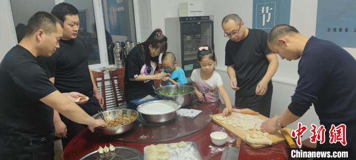 圖為恩和哈達(dá)邊境派出所民警和家屬一起包餃子?！《骱凸_(dá)邊境派出所供圖